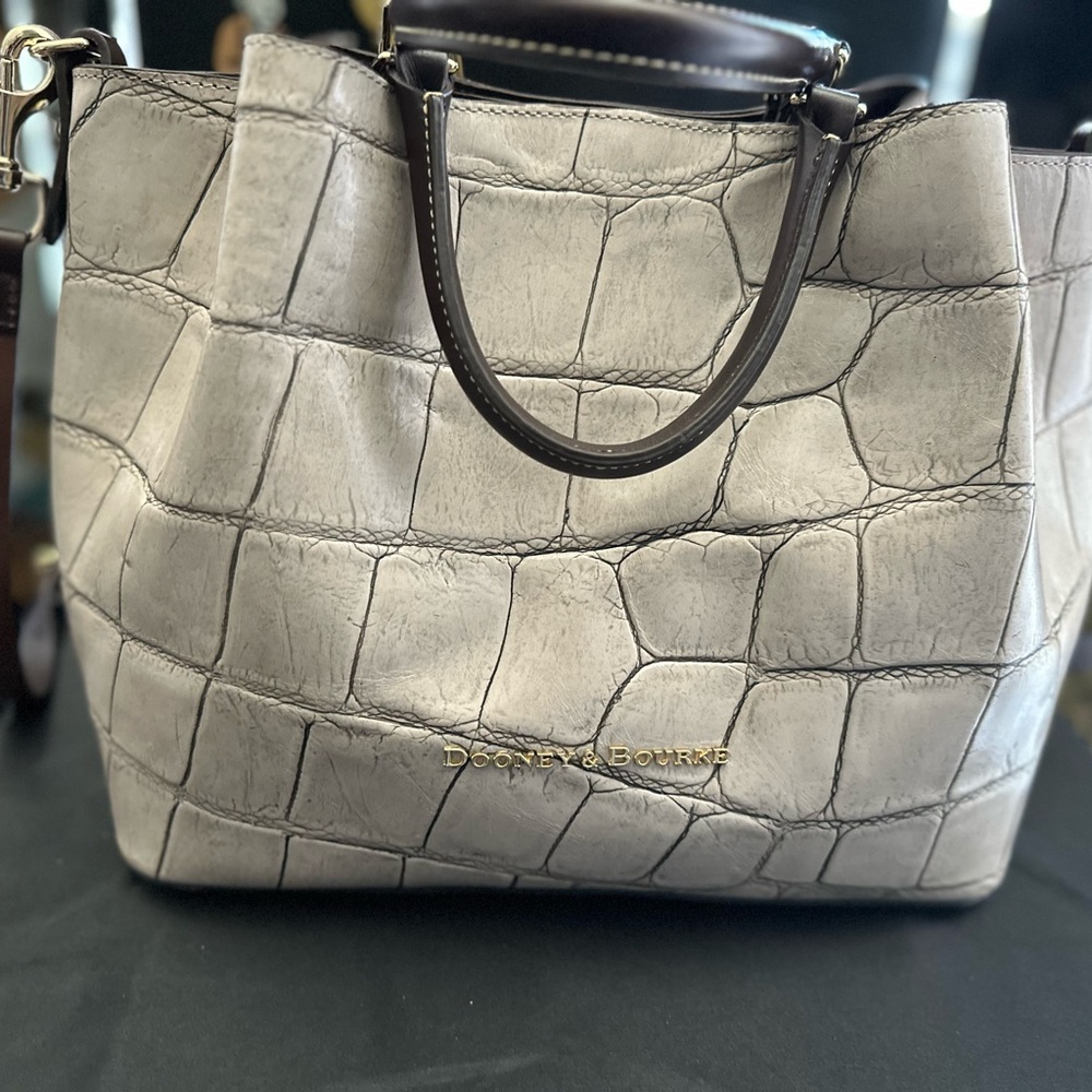 Dooney & Bourke Croco Embossed Large Barlow - Picture 2 of 7